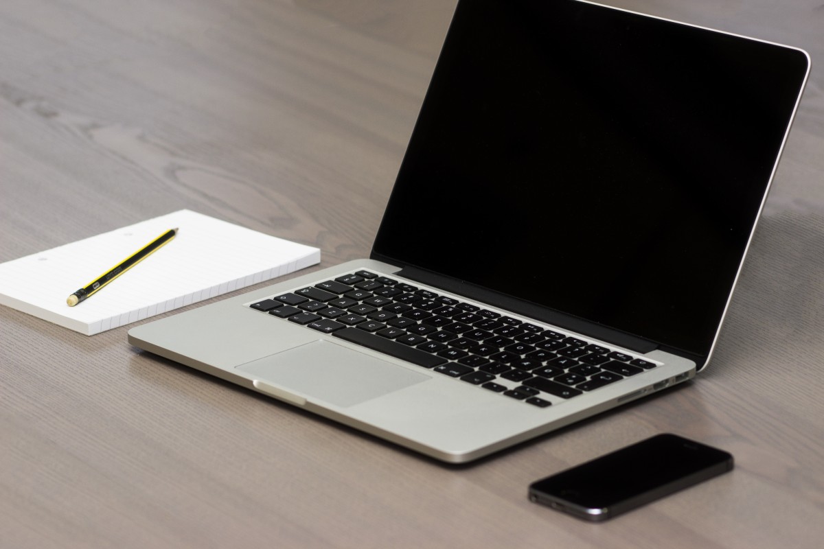 apple_smartphone_desk_laptop_macbook_pro_notebook_office_technology-641575
